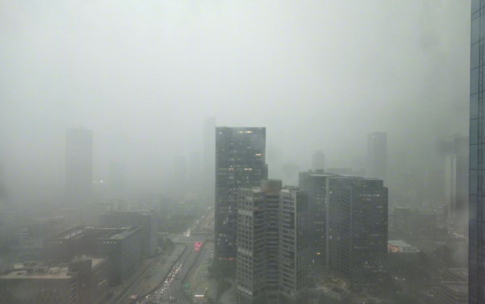 廣東暴雨|深圳全市進入暴雨防御狀態。(央視微博圖片)