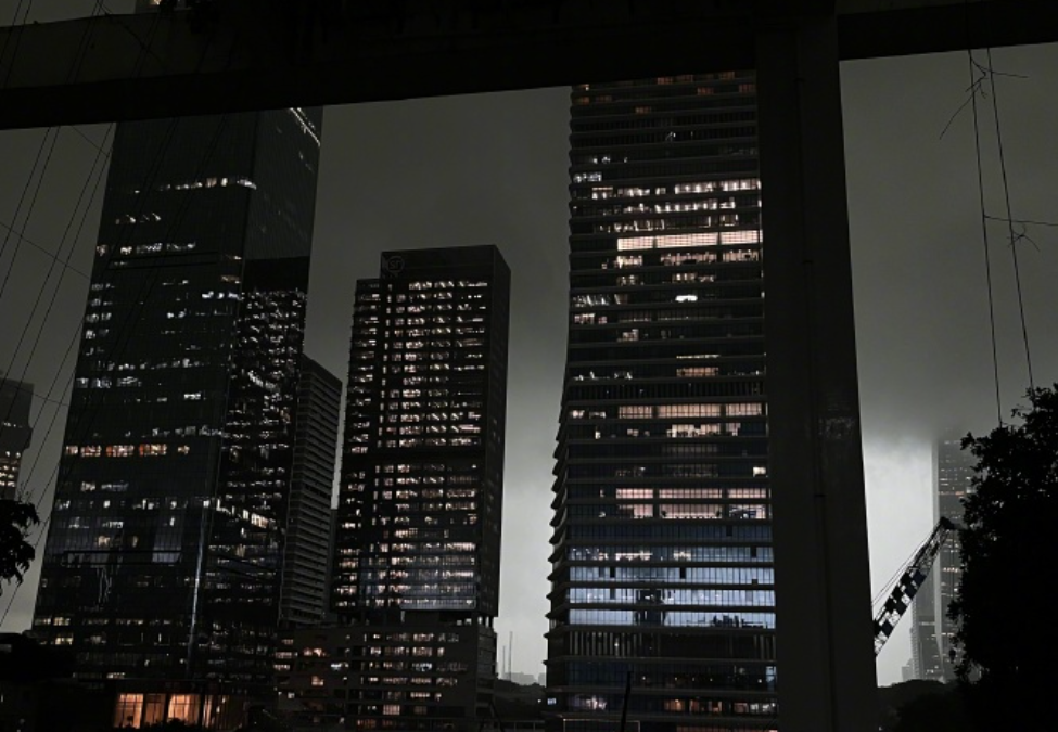 廣東暴雨|深圳全市進入暴雨防御狀態。(央視微博圖片)