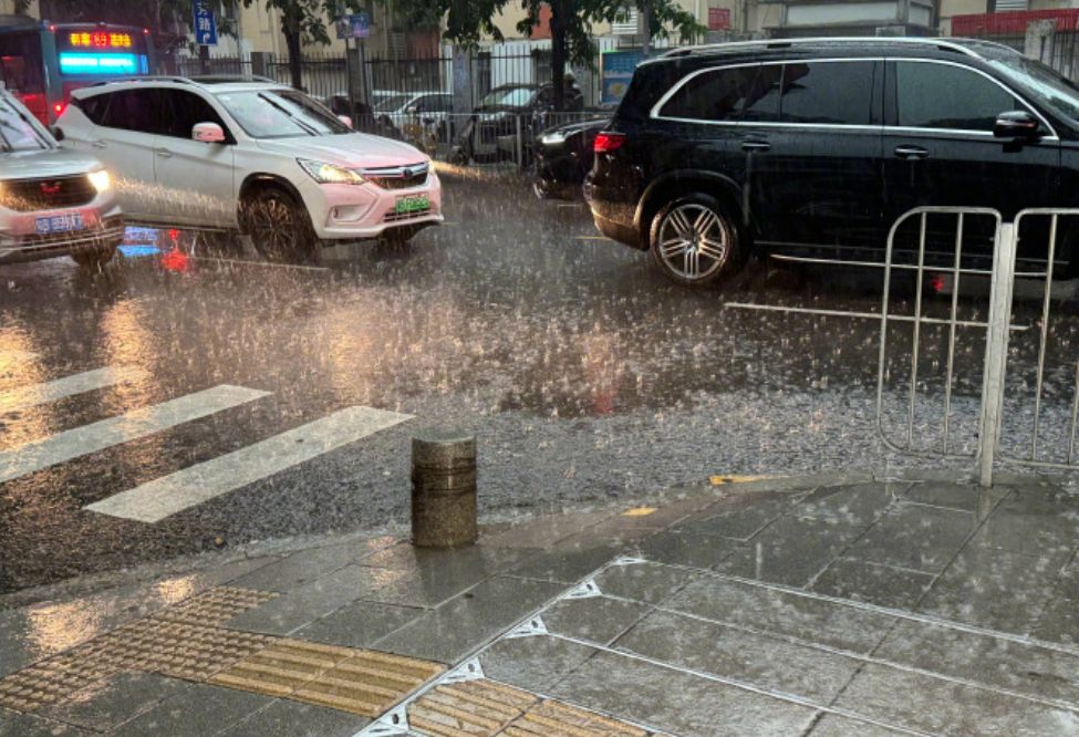廣東暴雨|深圳全市進入暴雨防御狀態。(央視微博圖片)
