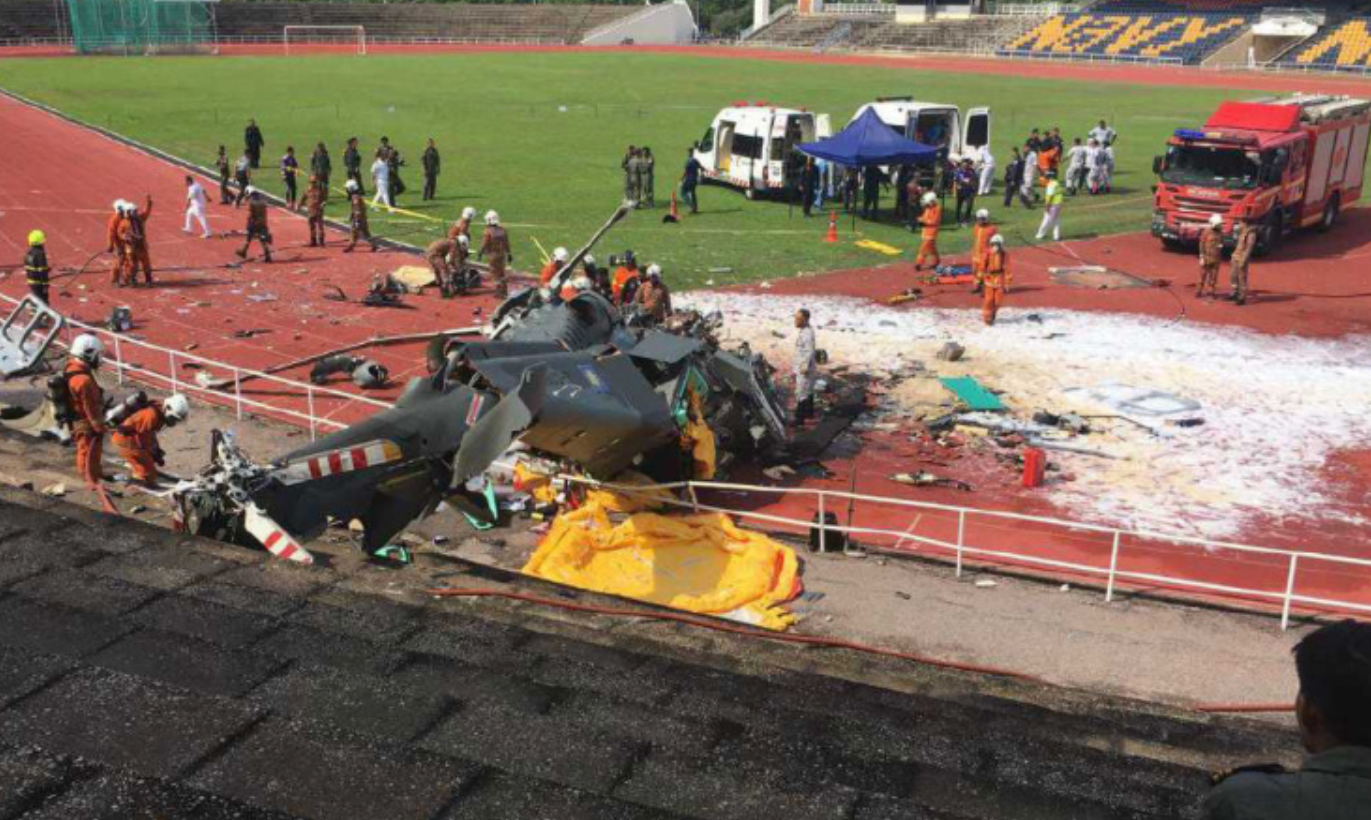 兩架大馬軍方直升機在空中相撞後墜毀,導致至少10人死亡,其中一架於體育場墜毀。(網上圖片)