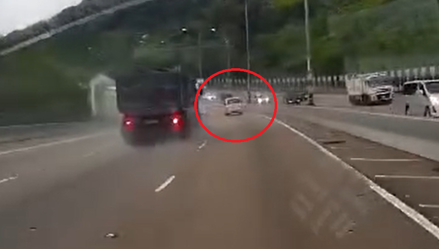 當時車Cam片主駕車沿屯門公路右線行駛,見到涉事的灰色客貨車突左右搖擺切入左線,然後失控打橫向右再橫亘切入中線及快線。車cam L(香港群組)fb