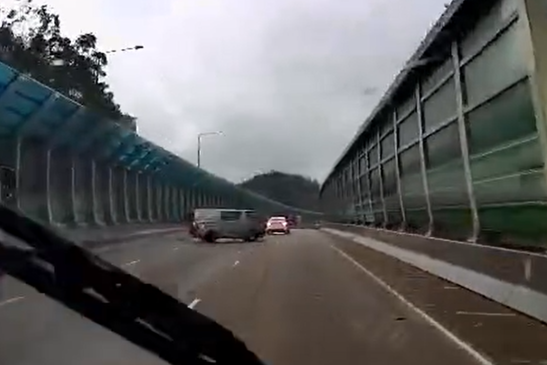 車Cam片主及時扭右軚閃避,幸好兩車未有相撞。車cam L(香港群組)fb