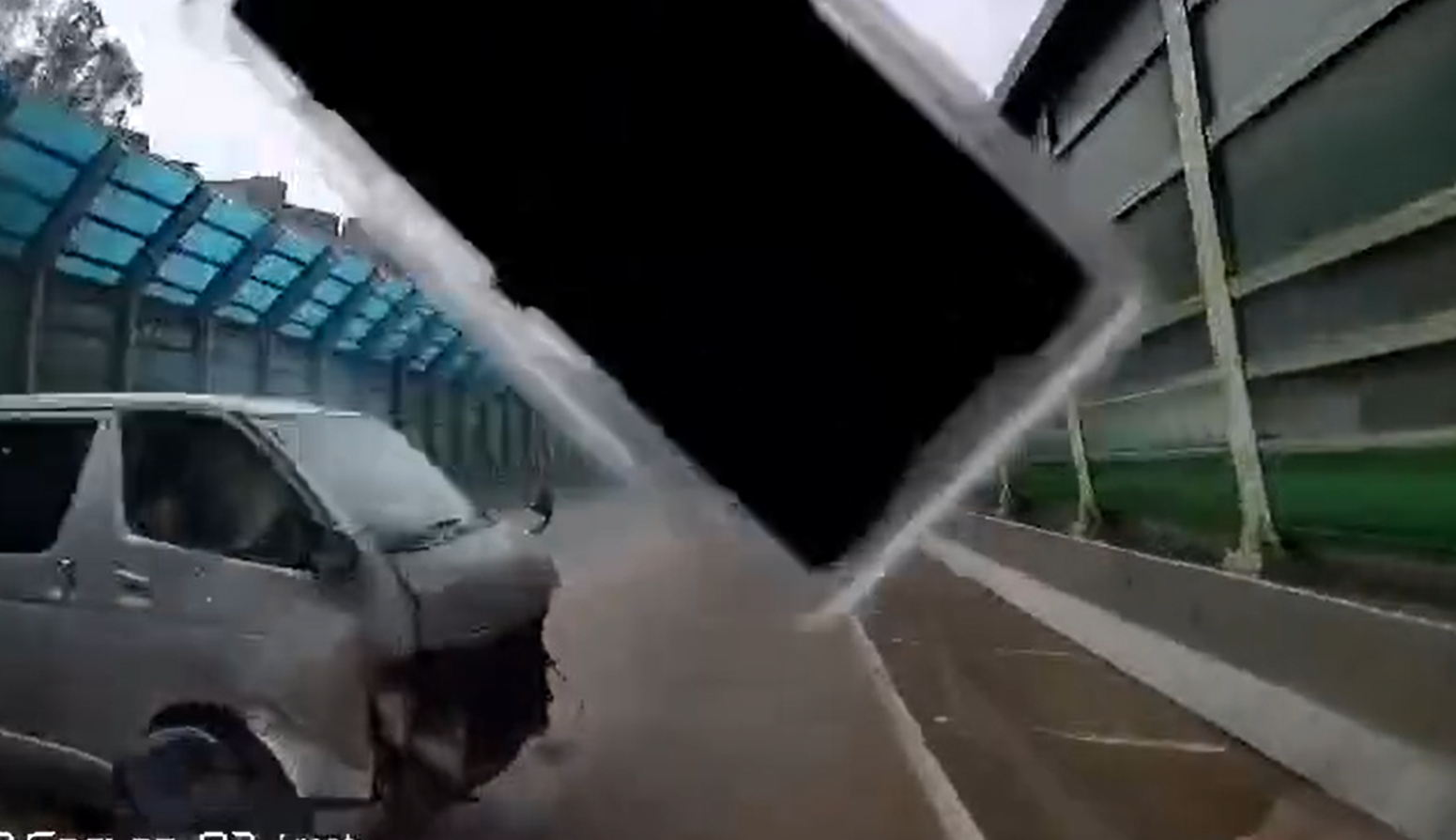 車Cam片主及時扭右軚閃避,幸好兩車未有相撞。車cam L(香港群組)fb