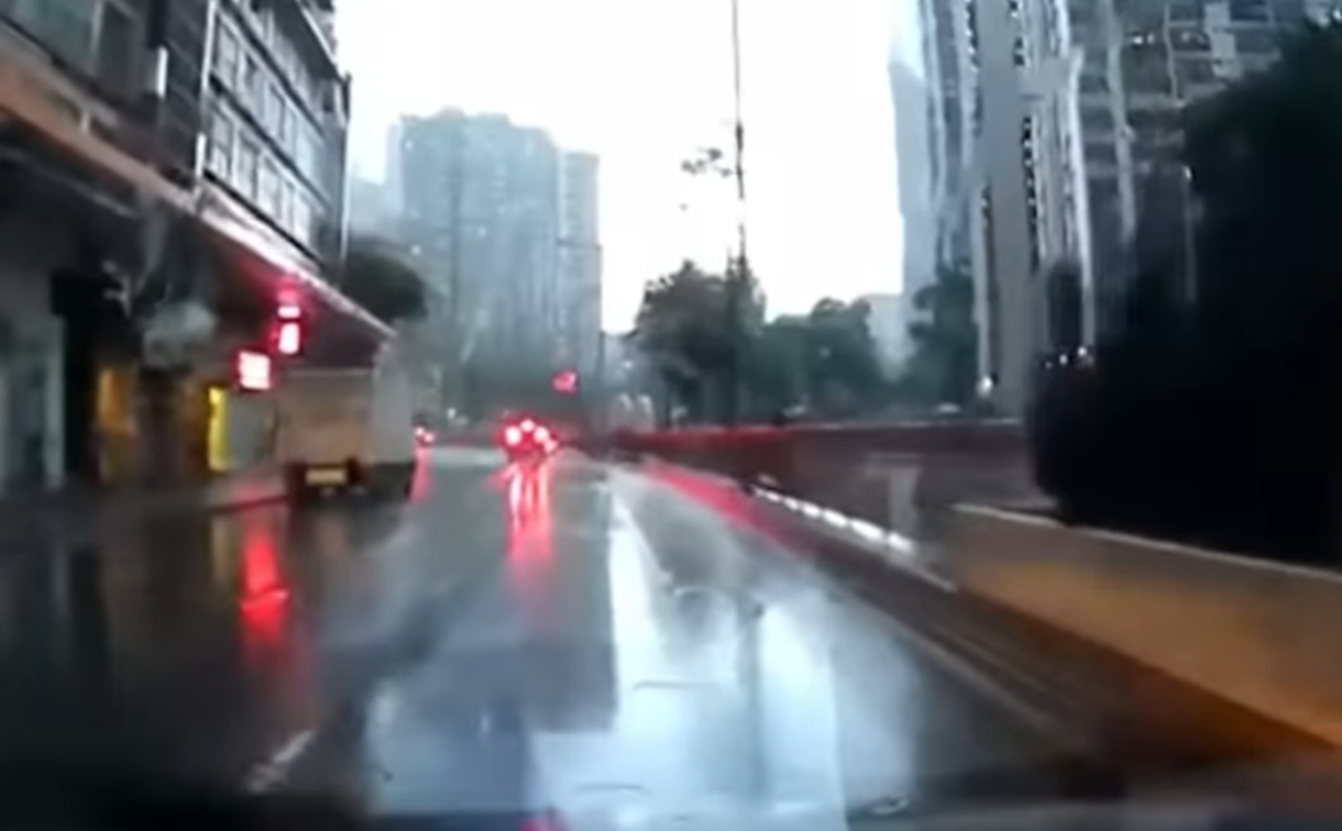 新蒲崗發生長者貪方便「跨欄」過路卻跌倒的驚險意外。(車cam L(香港群組)FB)