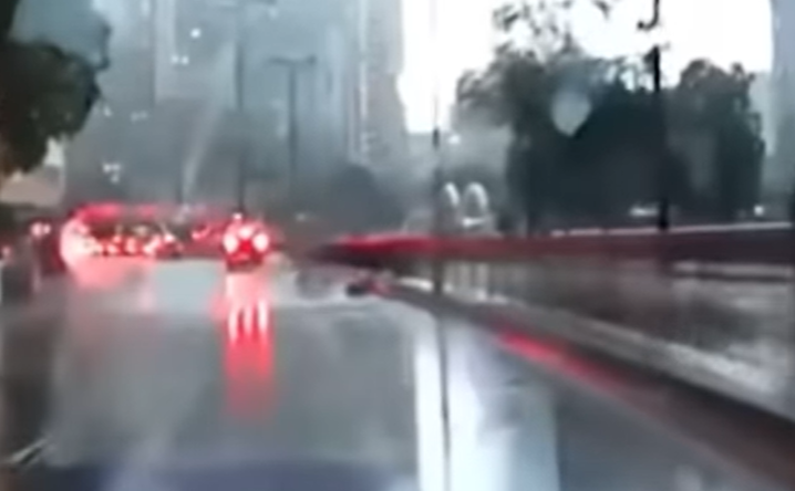 新蒲崗發生長者貪方便「跨欄」過路卻跌倒的驚險意外。(車cam L(香港群組)FB)