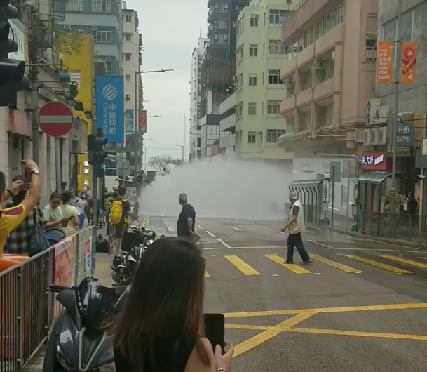 西區士美菲路與卑路乍街交界爆地下水管,噴出約三至四米高水柱。(西環變幻時FB)