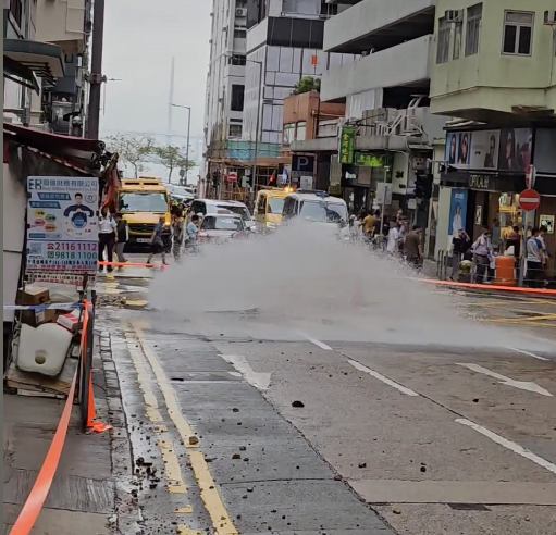 西區士美菲路與卑路乍街交界爆地下水管,噴出約三至四米高水柱。(西環變幻時FB)