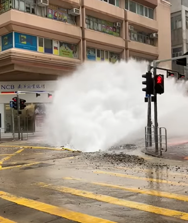 西區士美菲路與卑路乍街交界爆地下水管,噴出約三至四米高水柱。(西環變幻時FB)