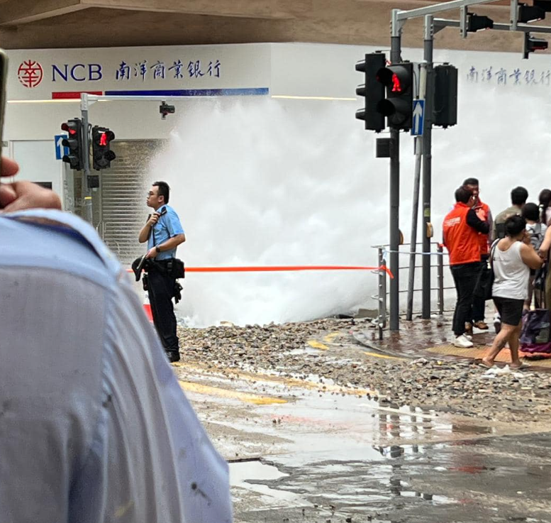 西區士美菲路與卑路乍街交界爆地下水管,噴出約三至四米高水柱。(西環變幻時FB)