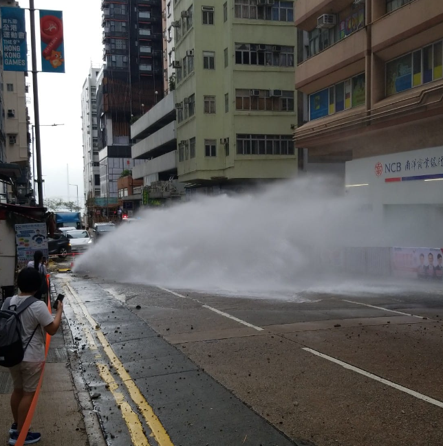 西區士美菲路與卑路乍街交界爆地下水管,噴出約三至四米高水柱。(西環變幻時FB)