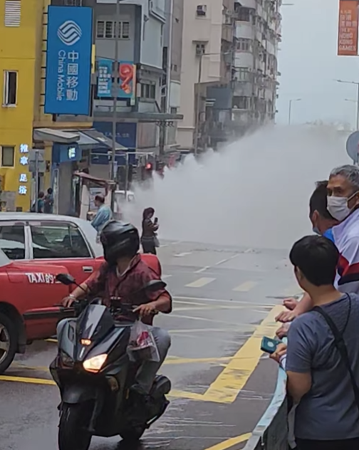 西區士美菲路與卑路乍街交界爆地下水管,噴出約三至四米高水柱。(西環變幻時FB)