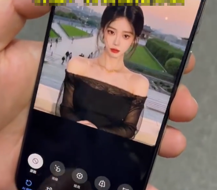 外界發現華為Pura 70系列手機「一鍵修圖」能力太強大,竟能把原本穿得密實的女性照片,「一鍵脫衣」變成身材性感凸出,被批評色情低俗。(微博影片截圖)