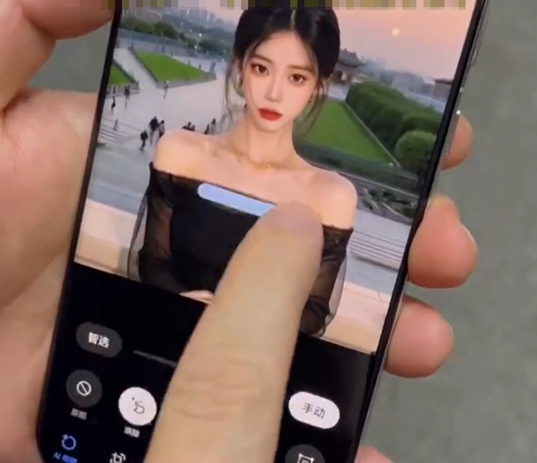 外界發現華為Pura 70系列手機「一鍵修圖」能力太強大,竟能把原本穿得密實的女性照片,「一鍵脫衣」變成身材性感凸出,被批評色情低俗。(微博影片截圖)