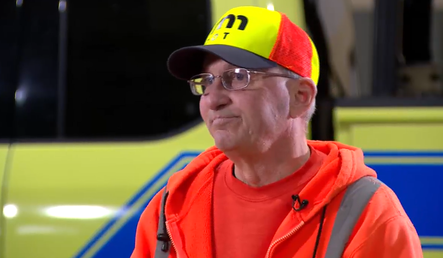 用window punch打破車窗救人的英雄Dave Klepaida。(互聯網)