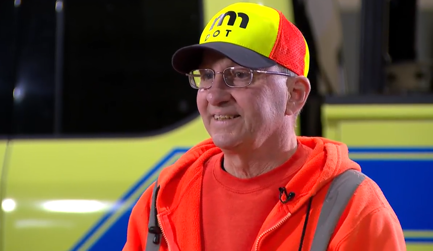 用window punch打破車窗救人的英雄Dave Klepaida。(互聯網)