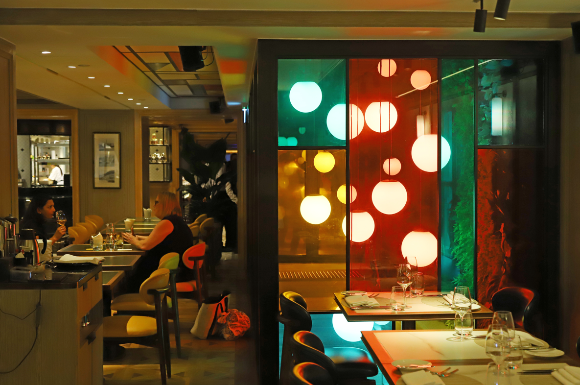 於畢打街的喧鬧中緩緩步上這間擁有過百年歷史的餐廳,推門而入温暖的燈光映照著胡桃木百葉簾,門口的接待員親切地問好並帶著我穿過Jimmy’s Kitchen不同的用餐區域。 (攝:羅錦鴻)