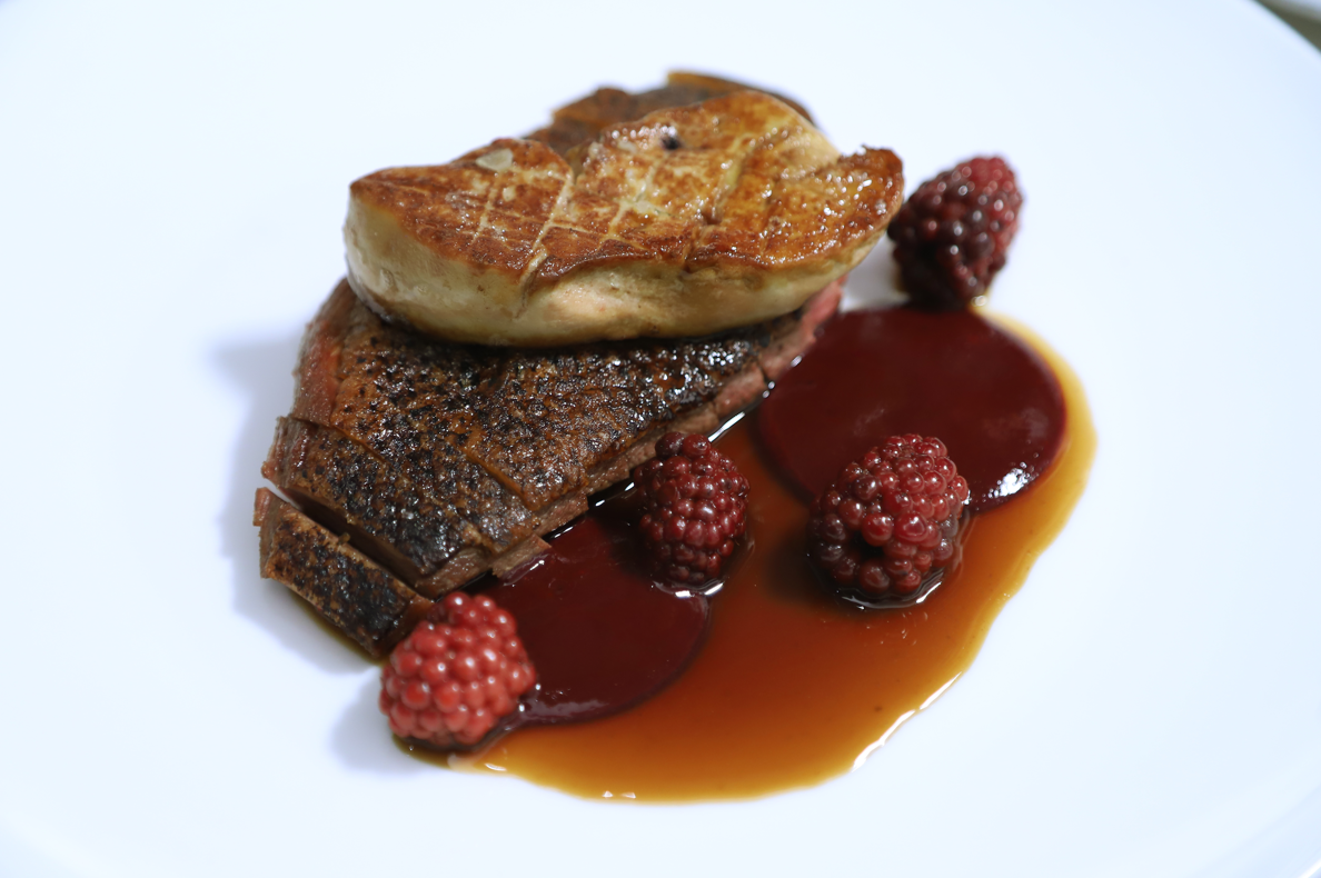 14天熟成煎法國鴨胸(港幣358元),鴨皮香脆,肉質彈性軟滑,搭配黑莓和馬德拉酒醬汁使人不知不覺便可吃掉整份。(攝:羅錦鴻)
