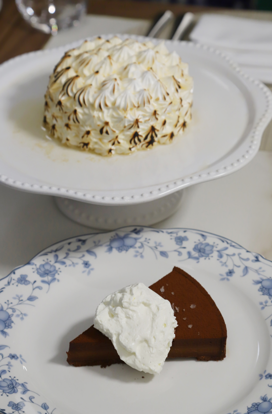 (上)火焰雪山(港幣228元,供兩人分享)以自家製的開心果及車厘子雪糕配以意大利蛋白霜,再橙酒點燃火焰帶來視覺和味覺的雙重享受。 (下)朱古力焦糖撻(港幣128元)味道濃郁,焦糖的少許咸香平衡了整體的糖度,加上輕盈的忌廉和香脆的撻皮,不知不覺便吃完一碟!(攝:羅錦鴻)