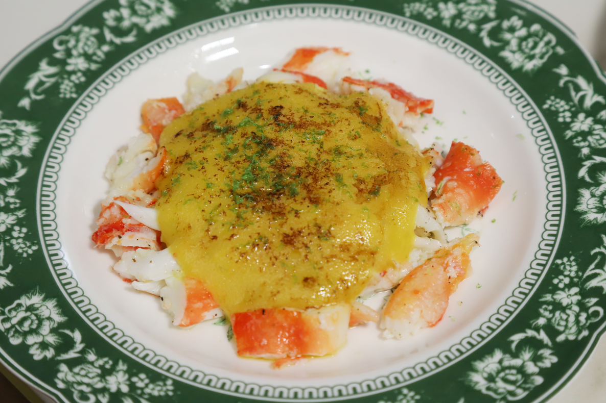 全新海鮮前菜:皇帝蟹腳(港幣228元),配上柑橘荷蘭醬使其鮮味更突岀。(攝:羅錦鴻)