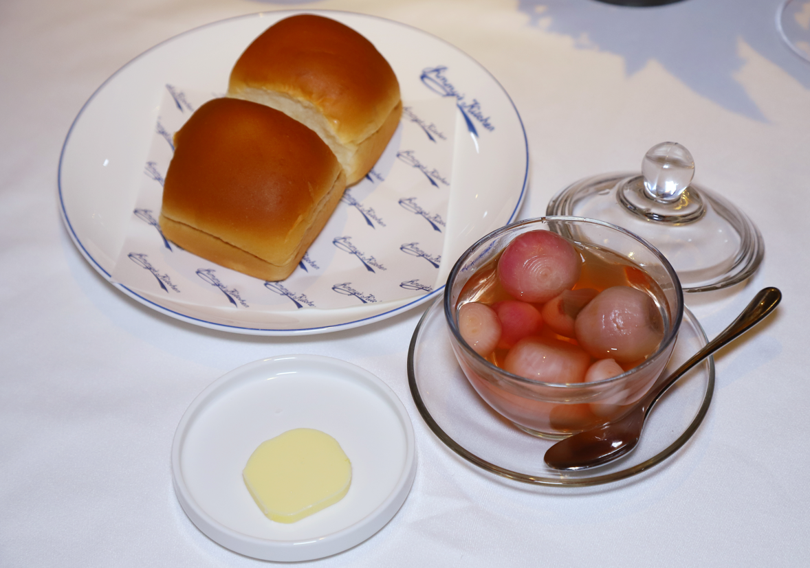 每枱客人都會有一碗免費的醃製洋蔥,Russell分享他童年最愛以牛油和餐包配搭。(攝:羅錦鴻)