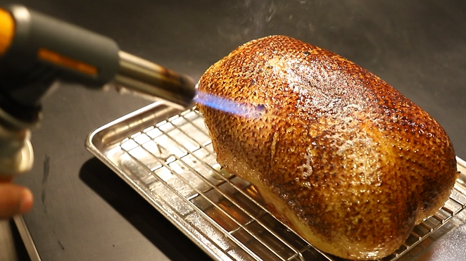 選用來自法國的全鴨,先把腿翼去掉,再熟成14天令其風味更突岀,然後便用火槍把鴨皮燒脆並染上煙燻的味道。(攝:羅錦鴻)