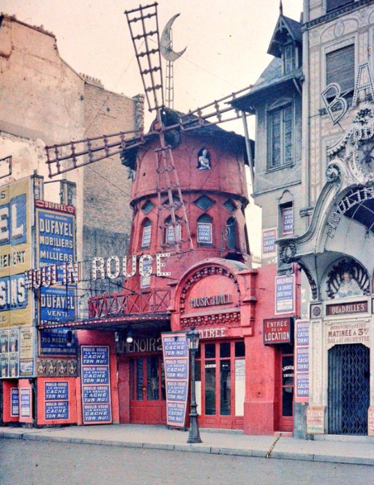 磨坊座落於巴黎北部,有獨特的紅風車葉片,是巴黎最多人造訪的地標之一(資料圖片)