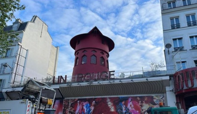 法國巴黎著名地標紅磨坊(Moulin Rouge)的風車葉片倒塌街頭,幸未造成任何人員受傷。(影片截圖)