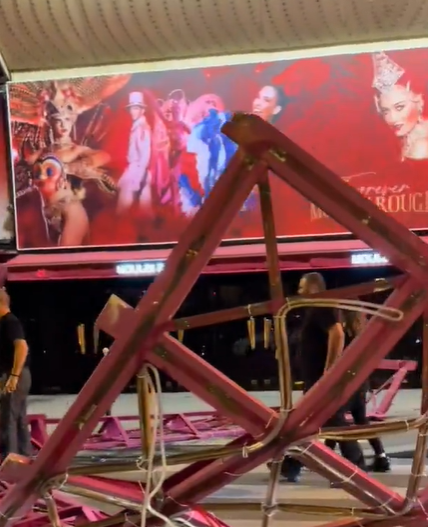 法國巴黎著名地標紅磨坊(Moulin Rouge)的風車葉片倒塌街頭,幸未造成任何人員受傷。(影片截圖)