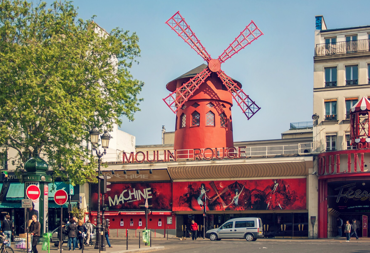 紅磨坊座落於巴黎北部,有獨特的紅風車葉片,是巴黎最多人造訪的地標之一(資料圖片)