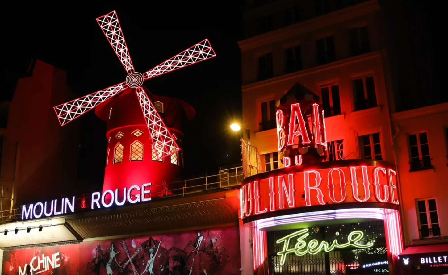紅磨坊座落於巴黎北部,有獨特的紅風車葉片,是巴黎最多人造訪的地標之一(資料圖片)