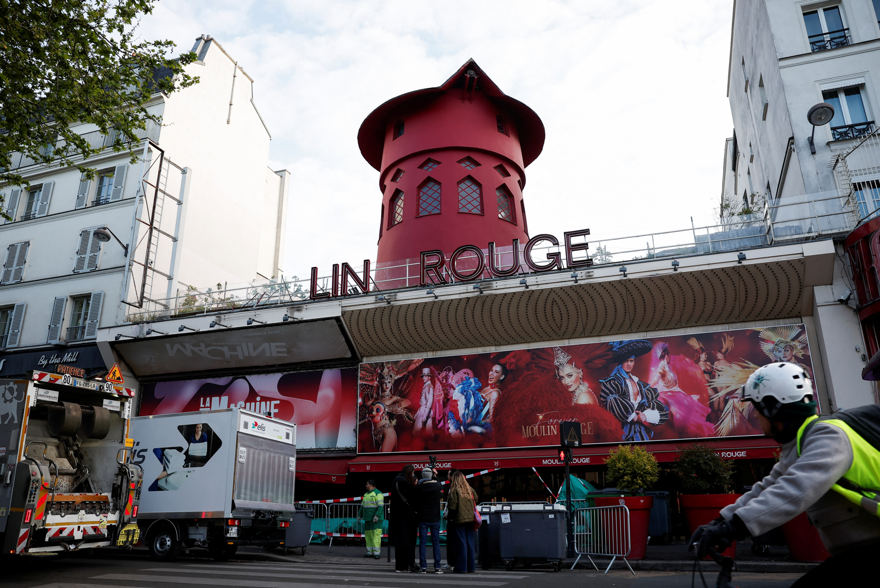 法國巴黎著名地標紅磨坊(Moulin Rouge)的風車葉片倒塌街頭,幸未造成任何人員受傷。(路透社)