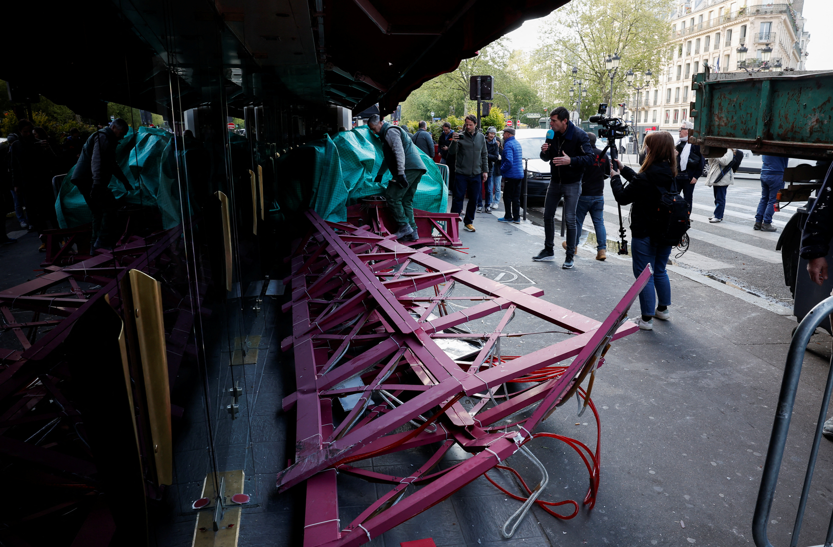 法國巴黎著名地標紅磨坊(Moulin Rouge)的風車葉片倒塌街頭,幸未造成任何人員受傷。(路透社)