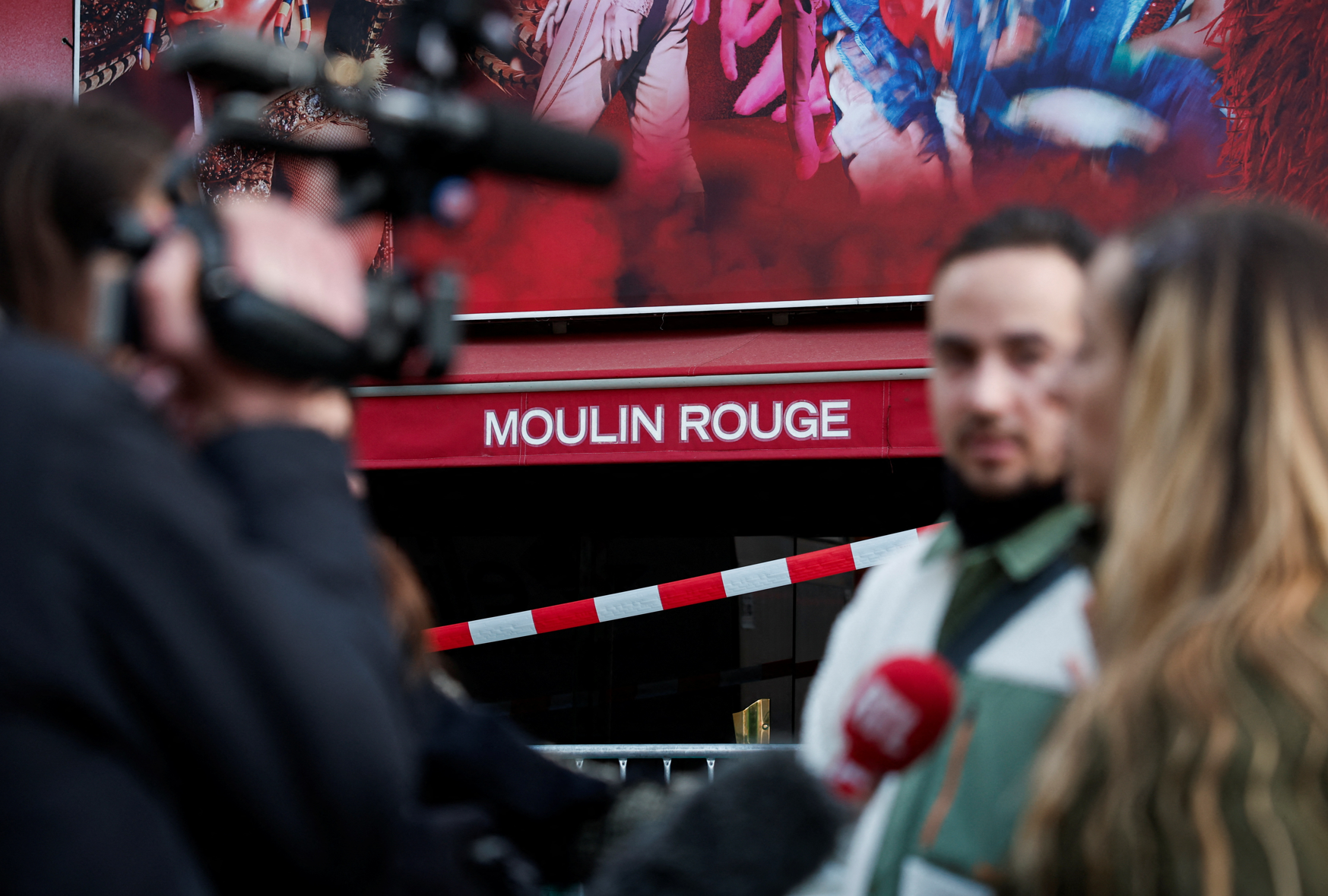 法國巴黎著名地標紅磨坊(Moulin Rouge)的風車葉片倒塌街頭,幸未造成任何人員受傷。(路透社)