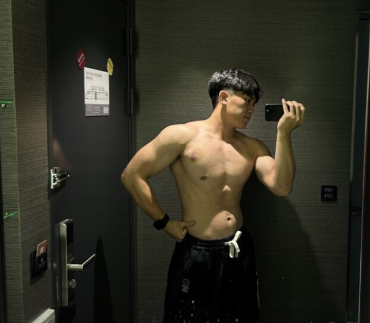 對於成為紅人,平常有健身、游泳、行山習慣的他強調沒有特別的感覺,只是一直被同事嘲笑,感覺很有趣。圖片取自《記者爆料網》