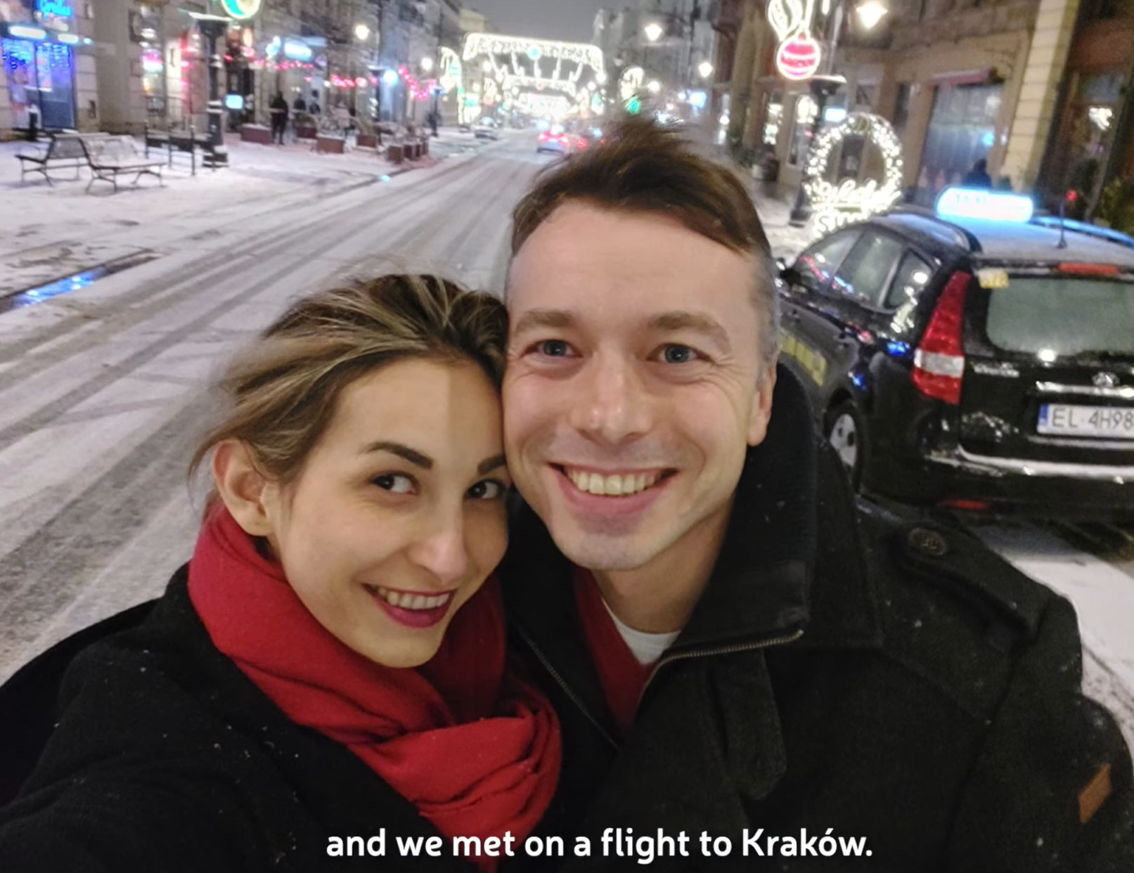 波蘭航空一班客機上演一幕浪漫求婚場面,駕駛航班的機長漢克向乘客廣播到一半時,單膝下跪向同機的空姐女友寶拉求婚。(波蘭航空fb影片截圖)