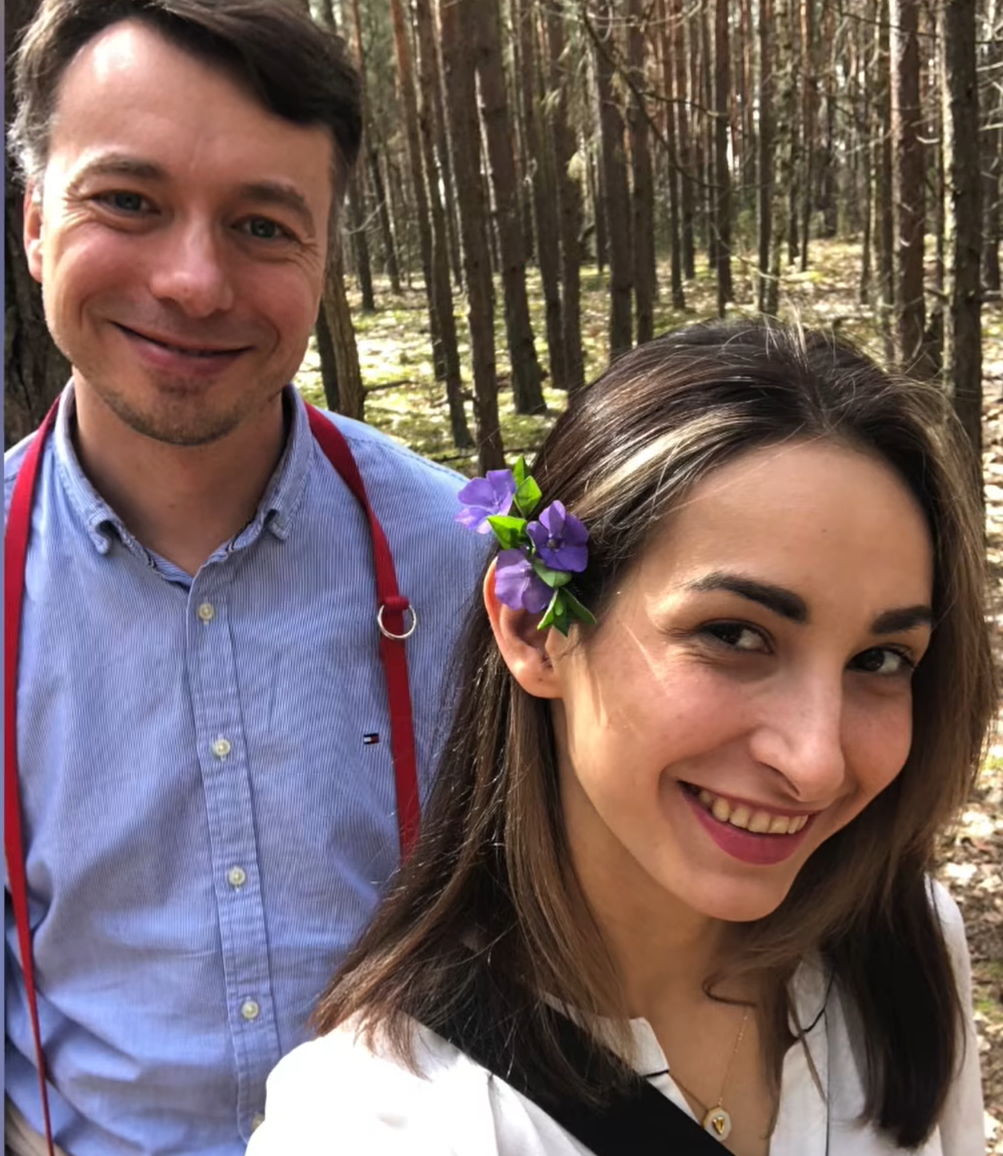 波蘭航空一班客機上演一幕浪漫求婚場面,駕駛航班的機長漢克向乘客廣播到一半時,單膝下跪向同機的空姐女友寶拉求婚。(波蘭航空fb影片截圖)