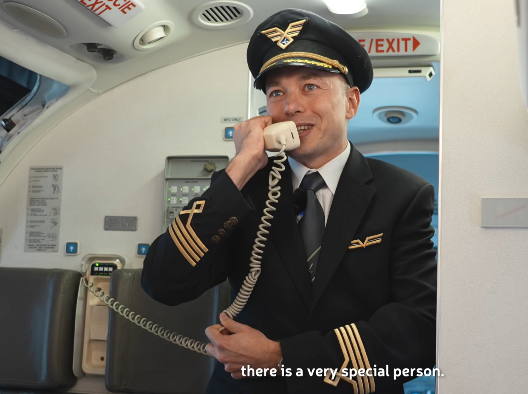 波蘭航空一班客機上演一幕浪漫求婚場面,駕駛航班的機長漢克向乘客廣播到一半時,單膝下跪向同機的空姐女友寶拉求婚。(波蘭航空fb影片截圖)