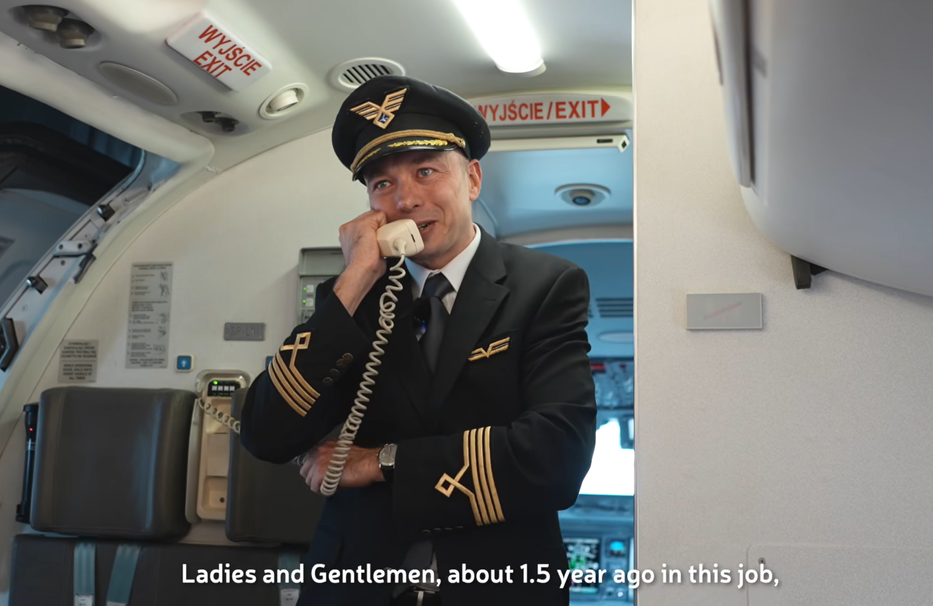 波蘭航空一班客機上演一幕浪漫求婚場面,駕駛航班的機長漢克向乘客廣播到一半時,單膝下跪向同機的空姐女友寶拉求婚。(波蘭航空fb影片截圖)