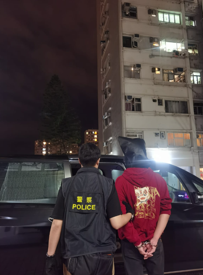 柴灣住宅單位闢毒窟,警檢大麻迷姦水等58萬元毒品拘21歲男。(警方提供)