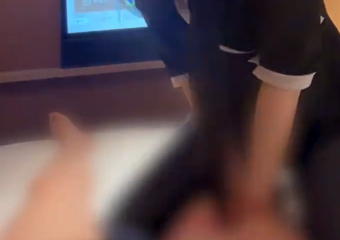 內地首家提供上門按摩服務的平台「東郊到家」遭一名男消費者投訴,預約該平台上門中式推拿服務期間,女技師突然脫衣服,並趴在他身上大尺度觸摸其隱私部位,要求他「加鐘」(影片截圖)