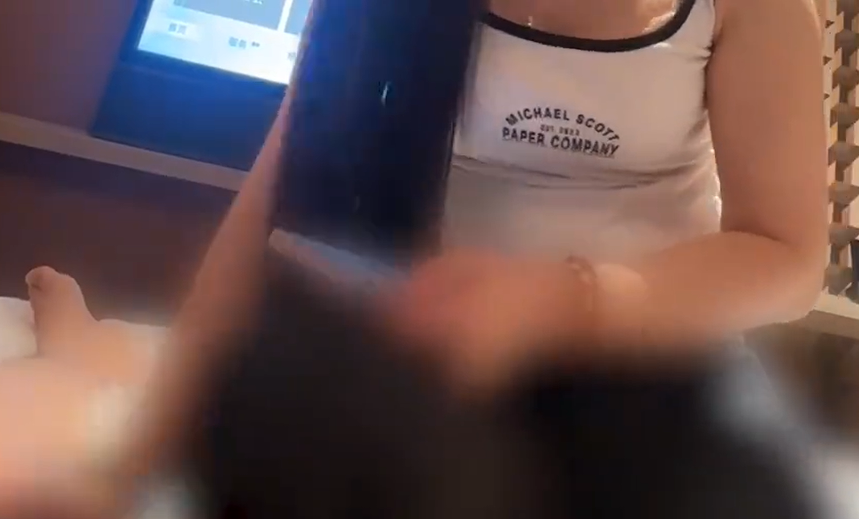 內地首家提供上門按摩服務的平台「東郊到家」遭一名男消費者投訴,預約該平台上門中式推拿服務期間,女技師突然脫衣服,並趴在他身上大尺度觸摸其隱私部位,要求他「加鐘」(影片截圖)