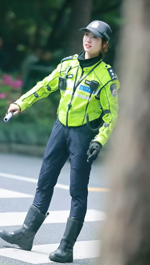 浙江杭州交通女警李語蔚在執勤時,因其亮麗外型顏值和溫柔的語氣被網民稱為「杭州朴信惠」。(影片截圖)