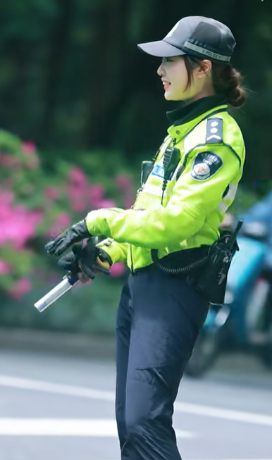 浙江杭州交通女警李語蔚在執勤時,因其亮麗外型顏值和溫柔的語氣被網民稱為「杭州朴信惠」。(影片截圖)