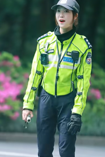 浙江杭州交通女警李語蔚在執勤時,因其亮麗外型顏值和溫柔的語氣被網民稱為「杭州朴信惠」。(影片截圖)