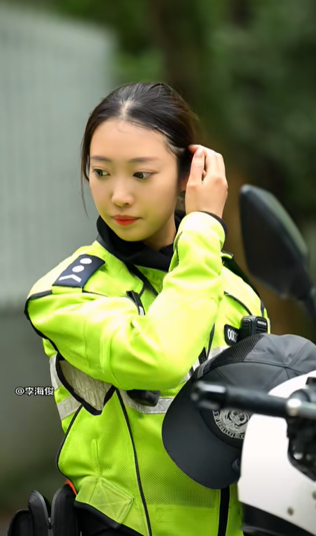 浙江杭州交通女警李語蔚在執勤時,因其亮麗外型顏值和溫柔的語氣被網民稱為「杭州朴信惠」。(影片截圖)
