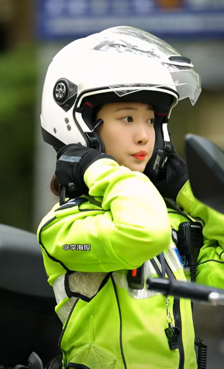 浙江杭州交通女警李語蔚在執勤時,因其亮麗外型顏值和溫柔的語氣被網民稱為「杭州朴信惠」。(影片截圖)