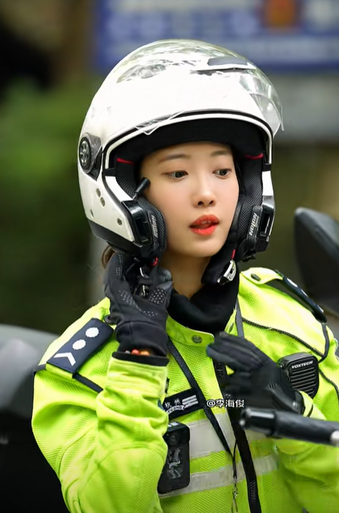 浙江杭州交通女警李語蔚在執勤時,因其亮麗外型顏值和溫柔的語氣被網民稱為「杭州朴信惠」。(影片截圖)