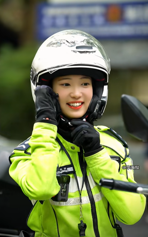浙江杭州交通女警李語蔚在執勤時,因其亮麗外型顏值和溫柔的語氣被網民稱為「杭州朴信惠」。(影片截圖)