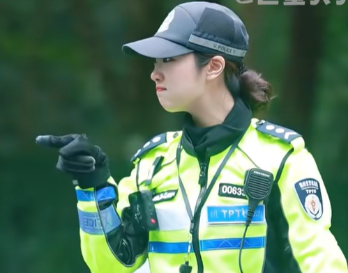 浙江杭州交通女警李語蔚在執勤時,因其亮麗外型顏值和溫柔的語氣被網民稱為「杭州朴信惠」。(影片截圖)