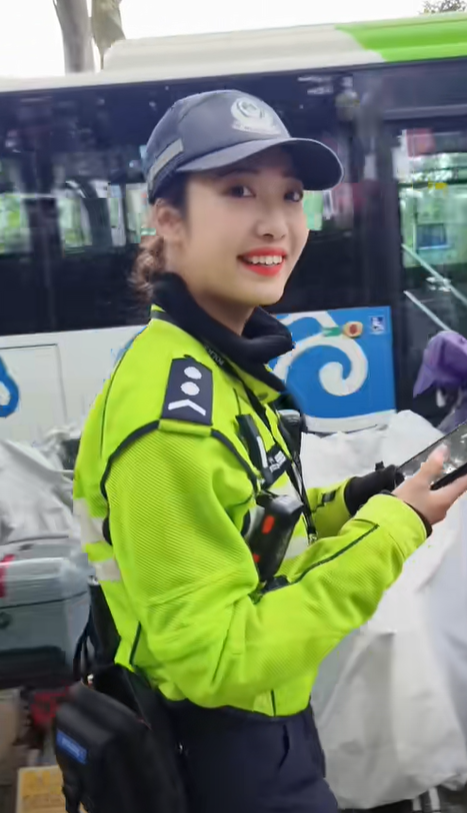 浙江杭州交通女警李語蔚在執勤時,因其亮麗外型顏值和溫柔的語氣被網民稱為「杭州朴信惠」。(影片截圖)
